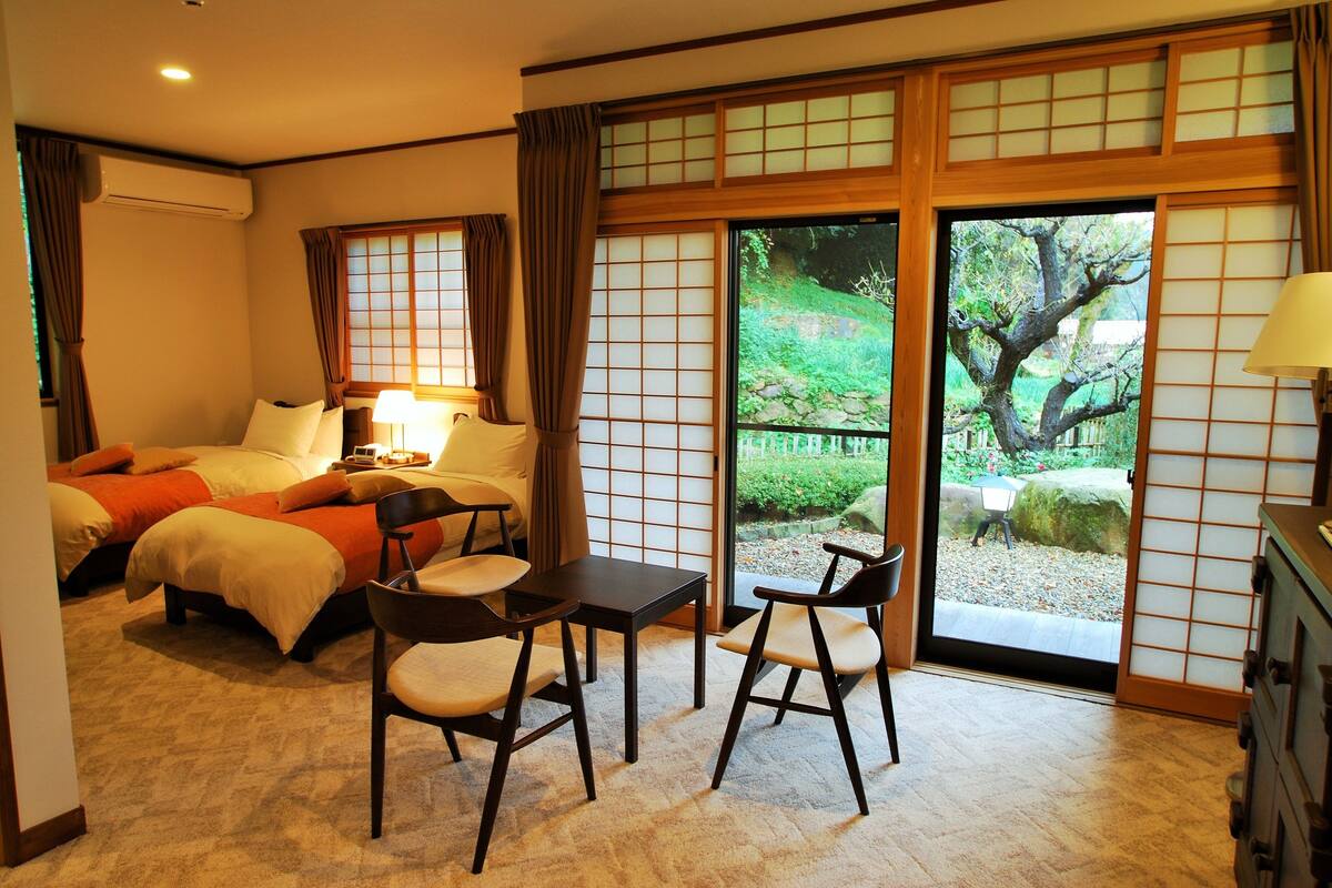 deluxe room | living room | tv