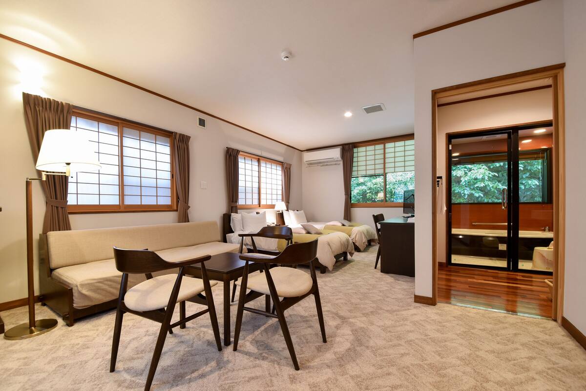 deluxe room | minibar, in-room safe, individually decorated, desk