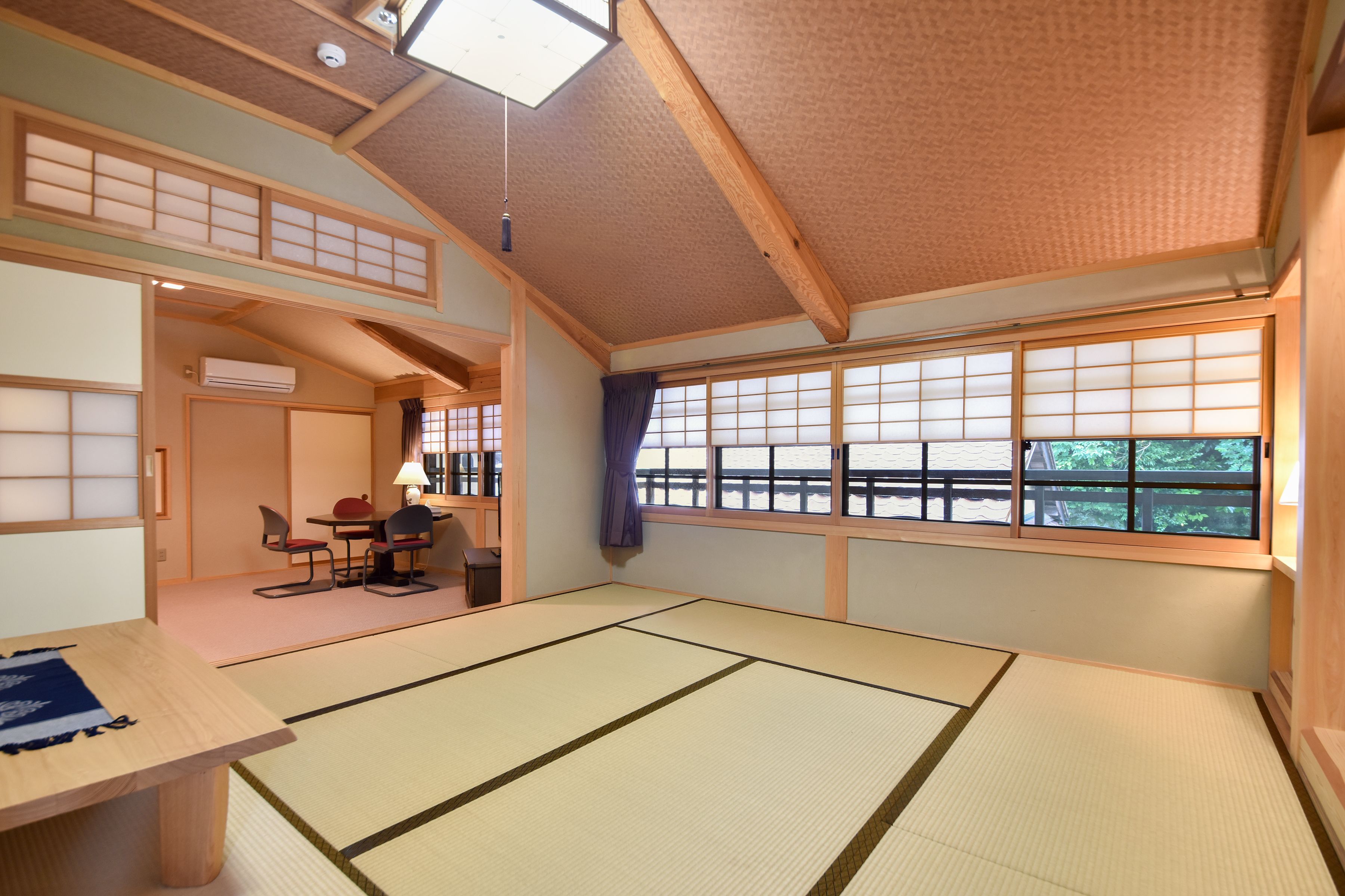 deluxe room (japanese-style) | minibar, in-room safe, individually decorated, desk