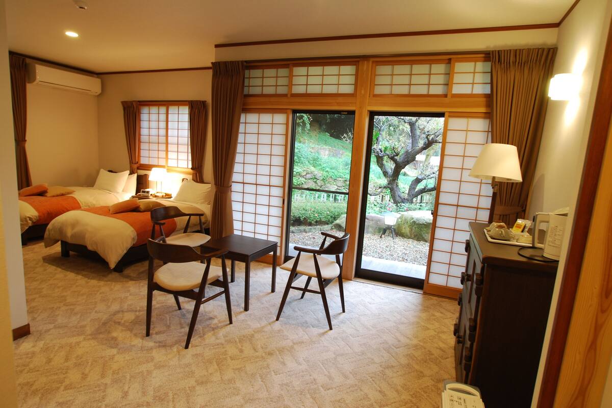 deluxe room | minibar, in-room safe, individually decorated, desk