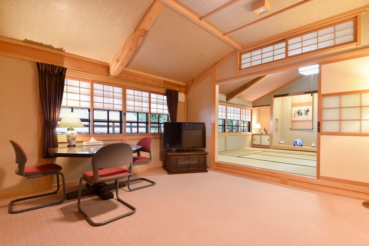 Deluxe Room (Japanese-Style) | Minibar, in-room safe, individually decorated, desk