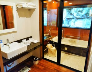 Combined shower/bathtub, free toiletries, hair dryer, electronic bidet
