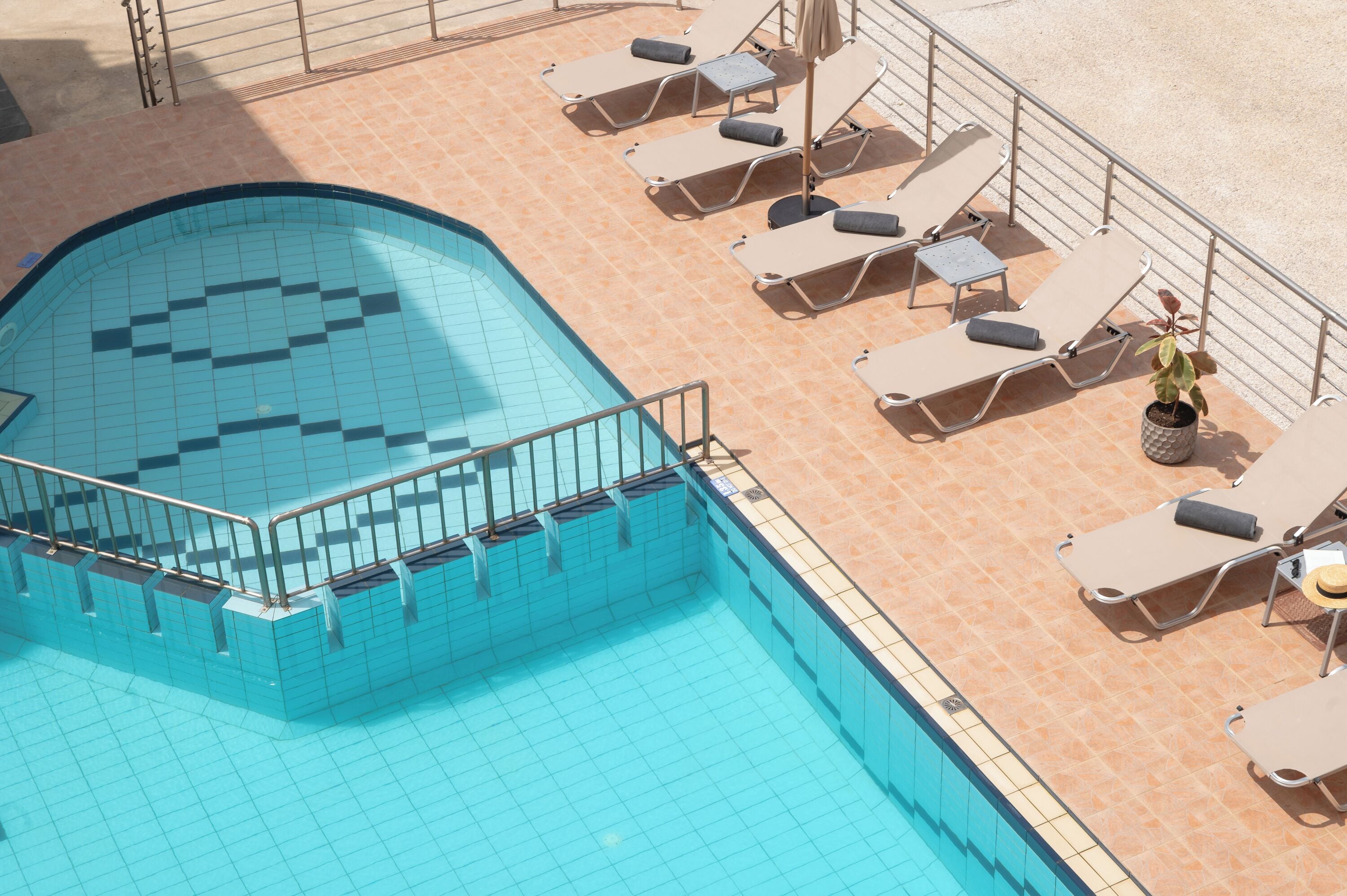 Piscina externa, funciona das 8h às 19h30, espreguiçadeiras