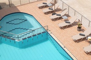 Alberca al aire libre, acceso de 08:00 a 19:30, y camastros