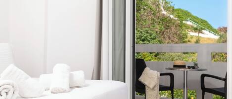 In-room safe, soundproofing, iron/ironing board, free WiFi