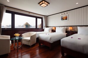 Perhemökki | Minibaari, tallelokero huoneessa, työpöytä, äänieristys