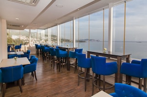2 bares, bar junto a la piscina
