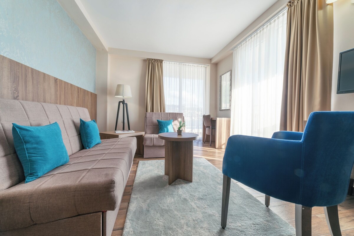 Un salon moderne avec un canapé, un fauteuil et une petite table.