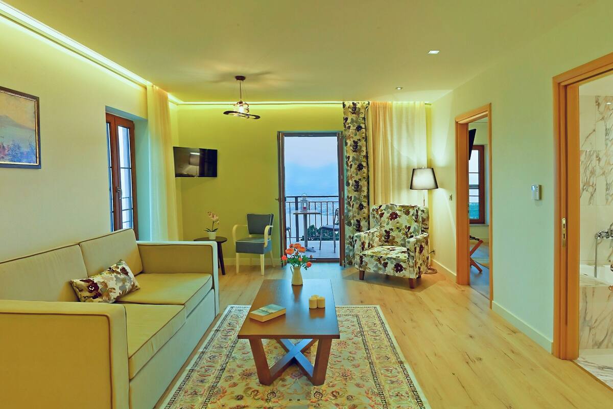 Suite, Lake View