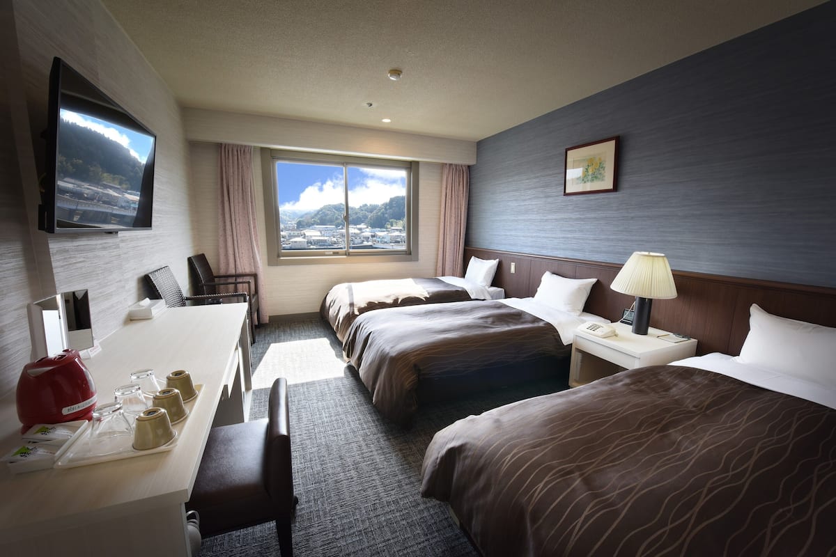 Standaard driepersoonskamer, uitzicht op rivier | Luxe beddengoed, een bureau, gratis wifi, beddengoed