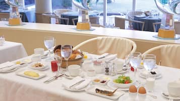 Daily buffet breakfast (JPY 4235 per person)