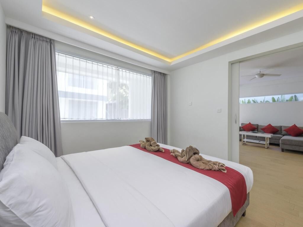 高档床上用品、客房内保险箱、办公桌、免费 WiFi