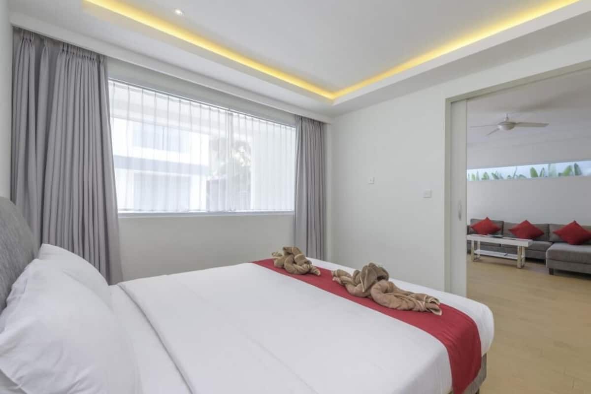 Roupas de cama premium, cofres nos quartos, escrivaninha