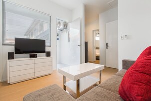 Studio, 1 King Bed, Non Smoking | Living room | 32-inch flat-screen TV with satellite channels, TV, DVD player