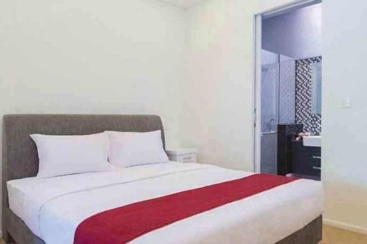 Ropa de cama de alta calidad y caja de seguridad en la habitación