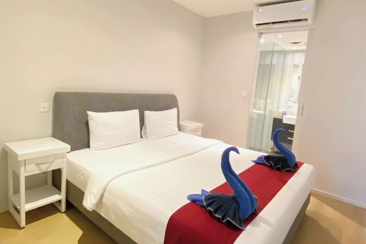 Premium bedding, in-room safe, desk, WiFi (free)