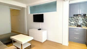 Studio, 1 King Bed, Non Smoking | Living area