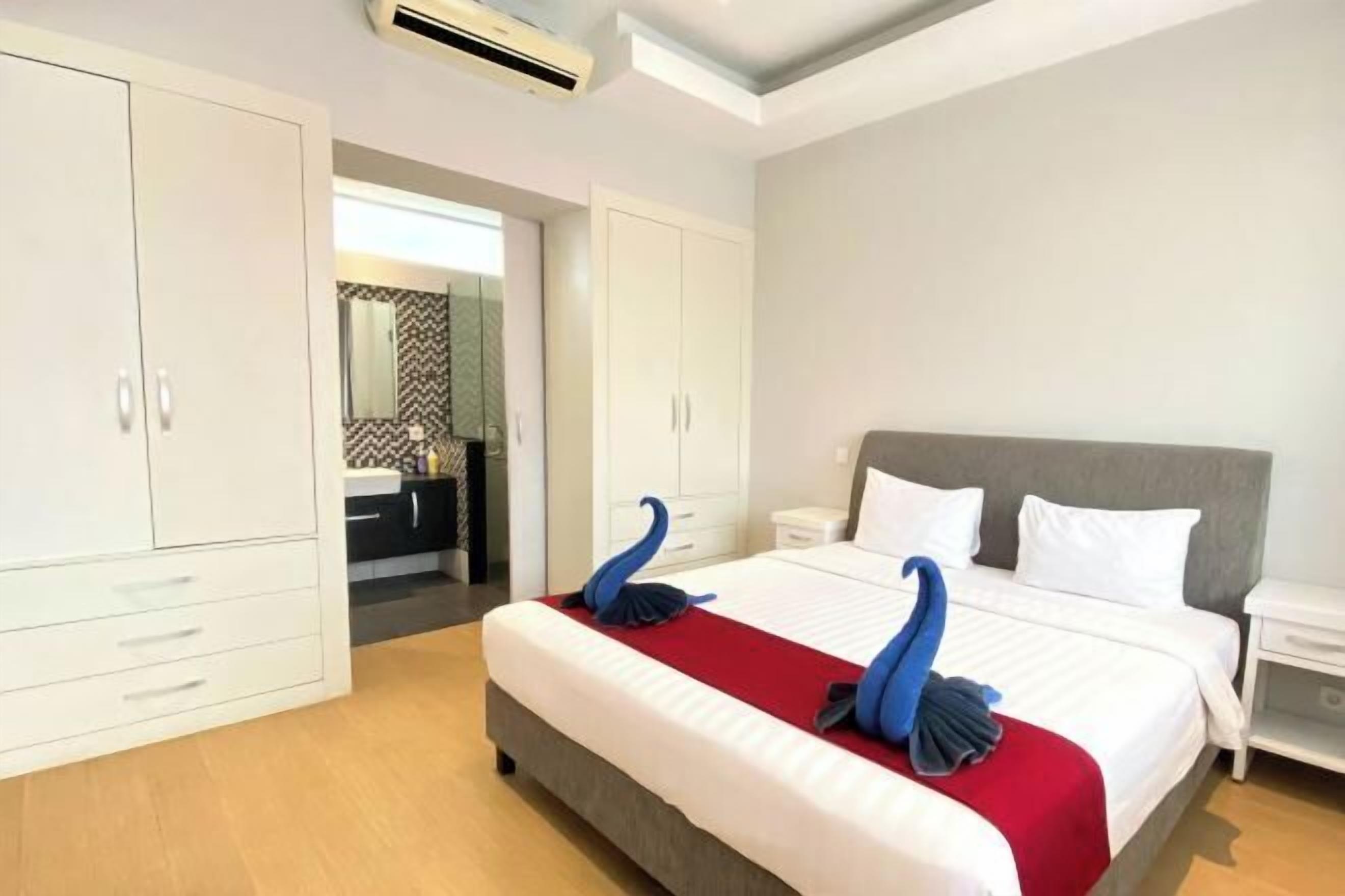 Premium bedding, in-room safe, desk, free WiFi