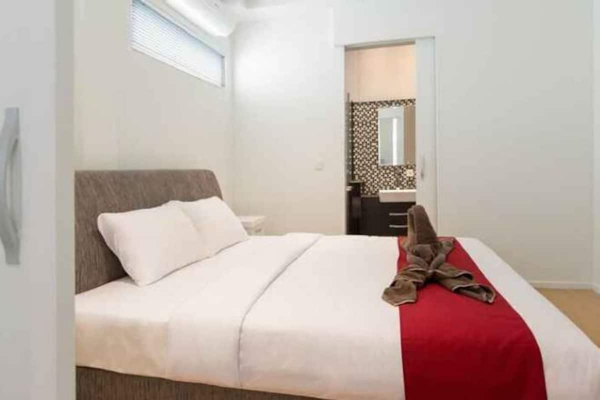 1 bedroom, premium bedding, in-room safe, desk