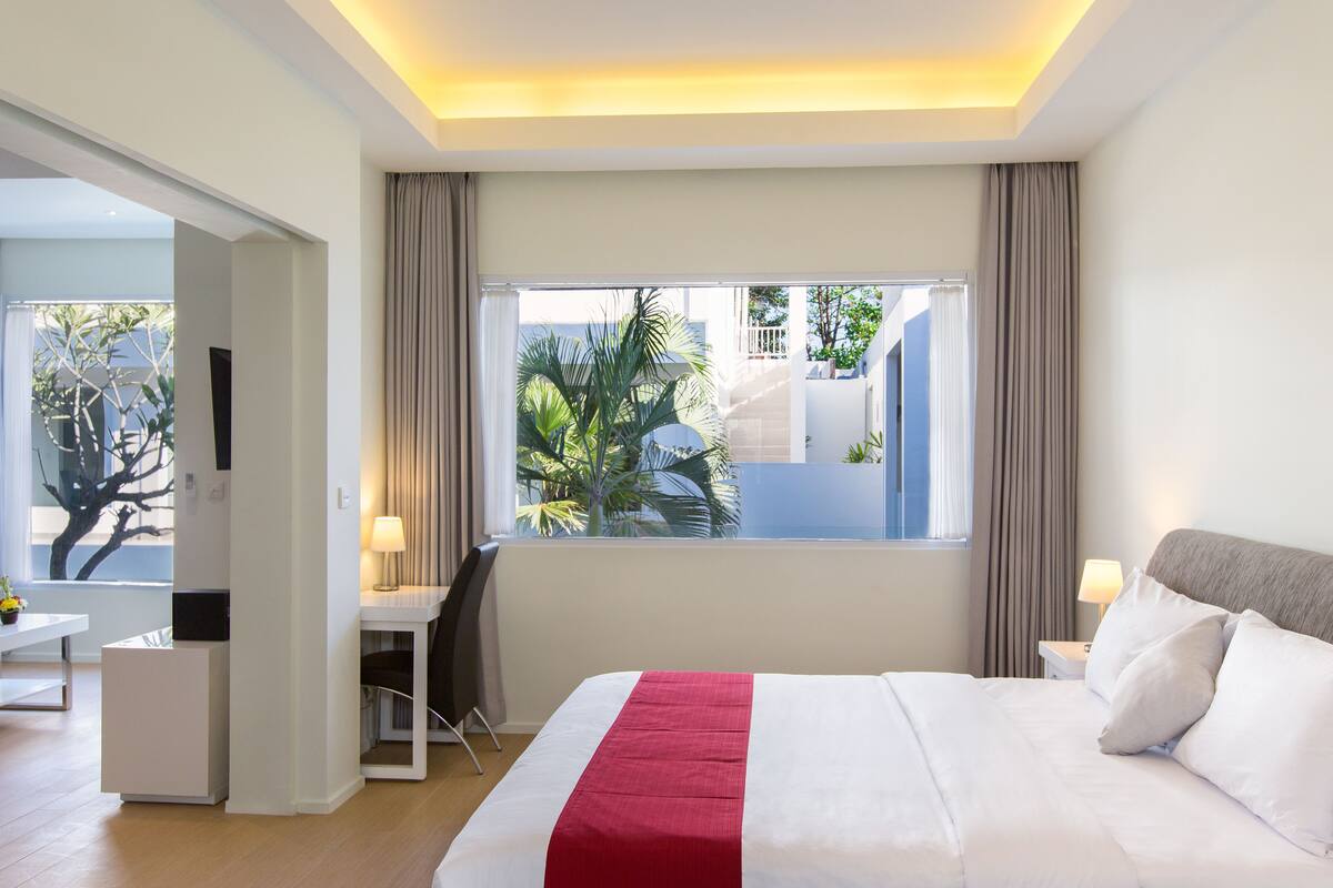 Chambre Deluxe, vue piscine | Literie de qualité supérieure, coffres-forts dans les chambres, bureau