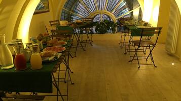 Tägliches inbegriffenes kontinentales Frühstück