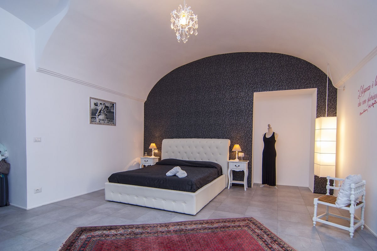 Premium bedding, desk, blackout drapes, soundproofing