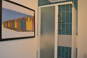 Ducha, artículos de higiene personal gratuitos, toallas y champú