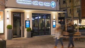 A building with a sign reading "restaurant café bar hotel." - dasPaul Hotel (Nuremberg)