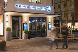 Un edificio con un letrero que dice "restaurante café bar hotel".