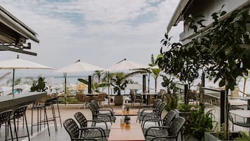 Aperto a colazione, pranzo e cena, cucina mediterranea