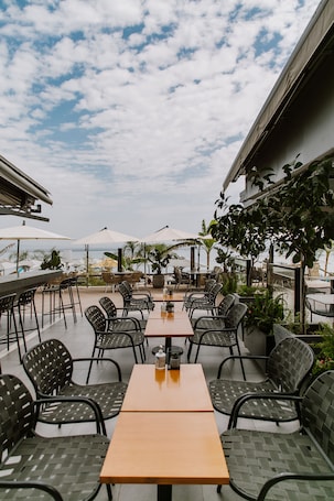 Se sirven desayunos, almuerzos y cenas; cocina mediterránea