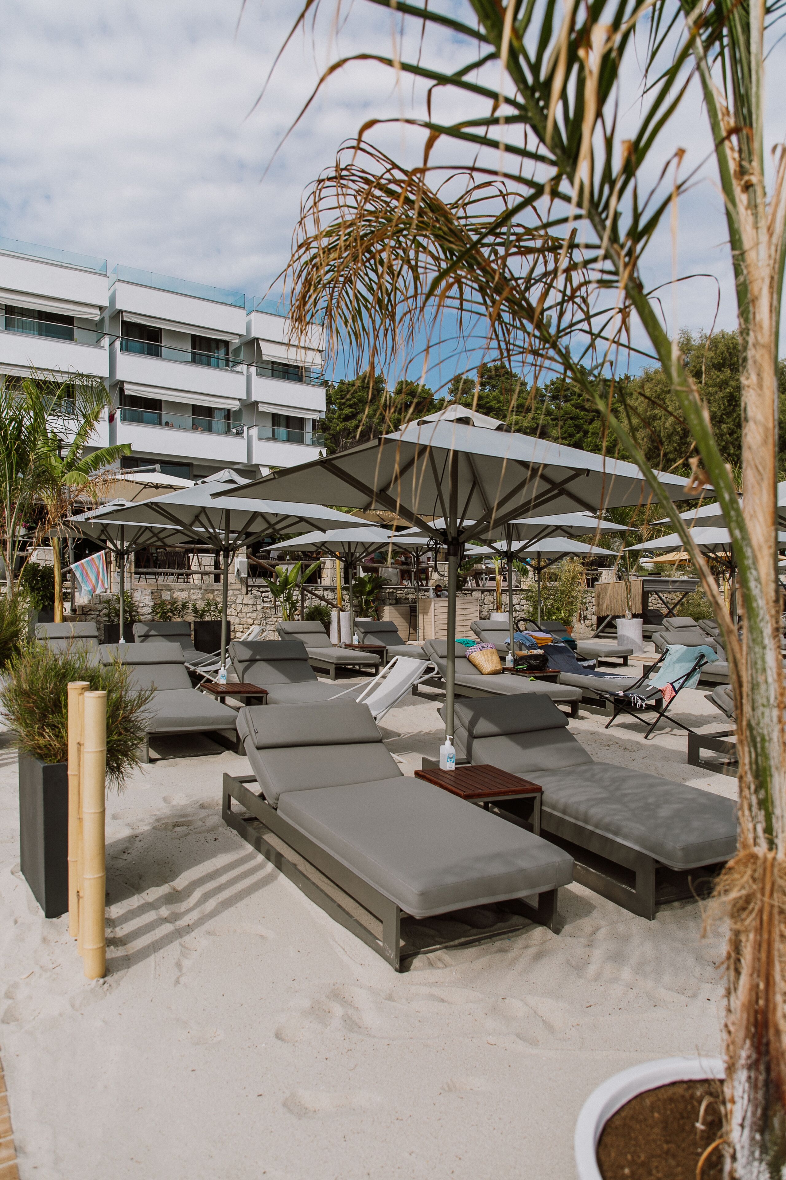 Privatstrand, Liegestühle, Sonnenschirme, Strandbar