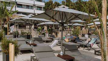 Privatstrand, Liegestühle, Sonnenschirme, Strandbar