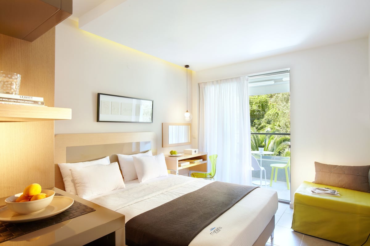 Double Room, Garden View | In-room safe, desk, blackout drapes, soundproofing