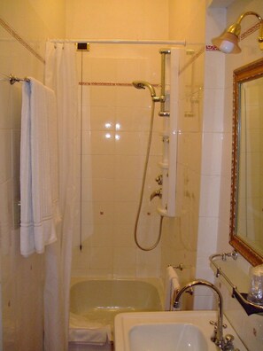 Habitación junior con 1 cama matrimonial o 2 individuales | Baño | Amenidades de baño gratuitas, secadora de cabello, pantuflas, bidet 