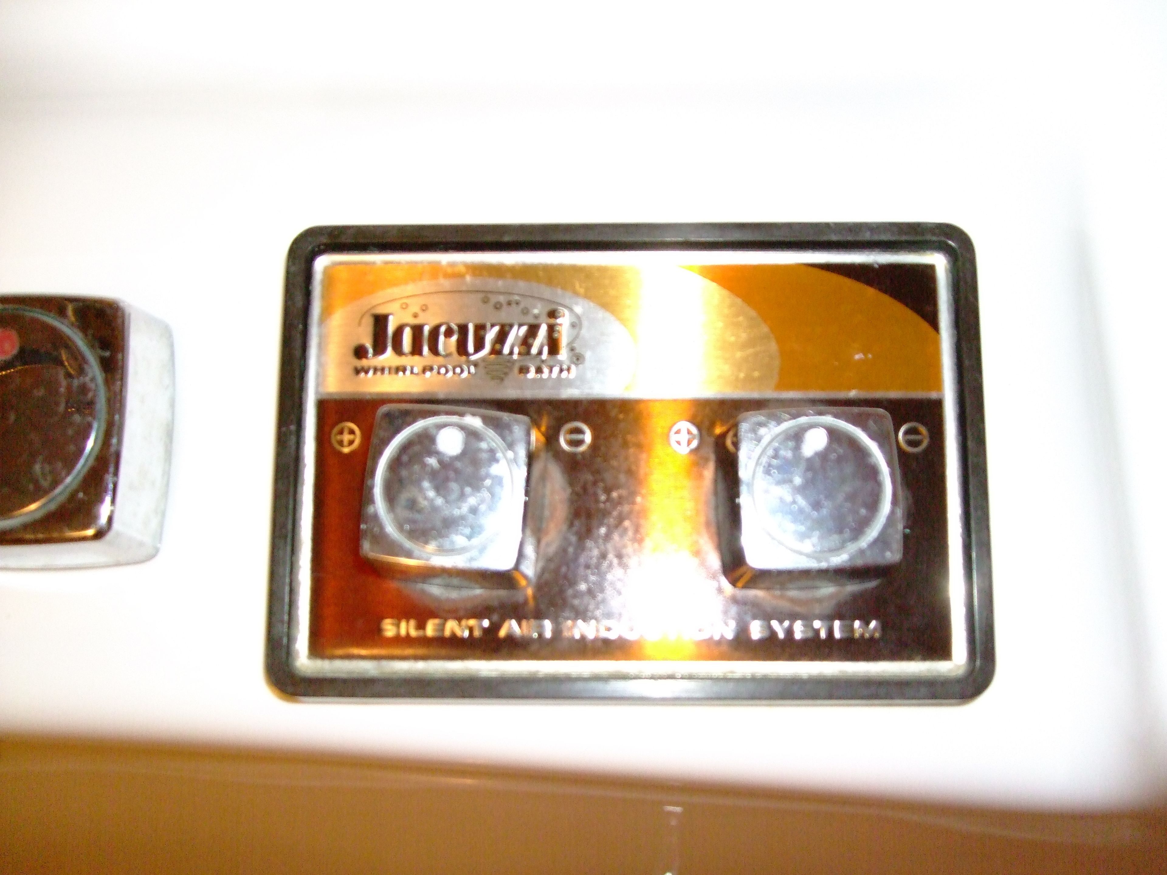 Een Whirlpool apparaat met een 'Silent Air Inlet System' label.