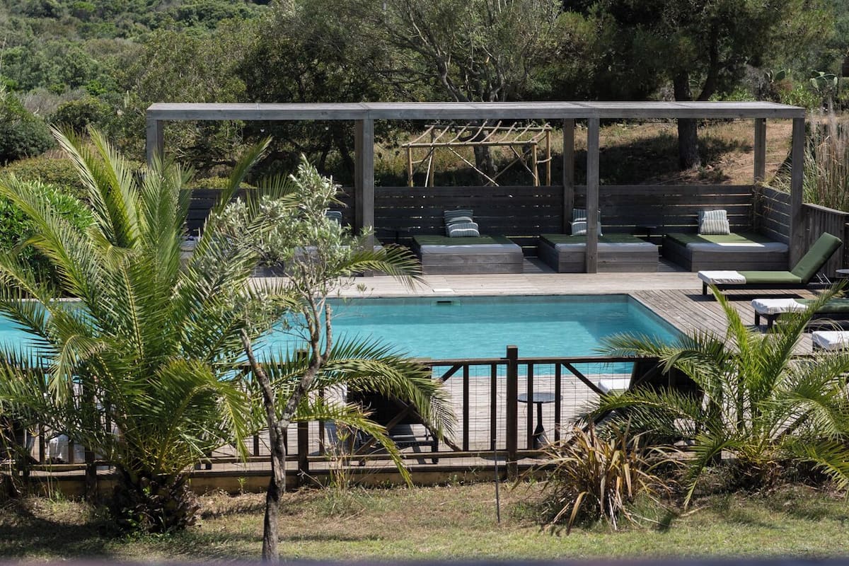 Superior dubbelrum - utsikt mot trädgården | Sängtillbehör av högsta kvalitet och värdeförvaringsskåp på rummet