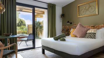 Dubbelrum - privat pool - utsikt mot trÀdgÄrden | SÀngtillbehör av högsta kvalitet och vÀrdeförvaringsskÄp pÄ rummet