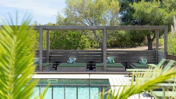 Piscine extérieure (ouverte en saison), chaises longues