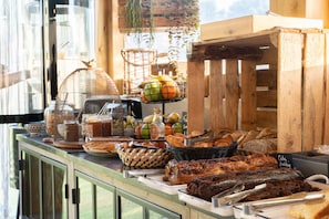 Petit déjeuner buffet (20 EUR par personne)