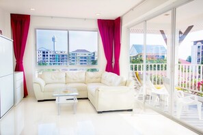 42-inch flat-screen TV with cable channels, TV - New Nordic Anita (Pattaya)