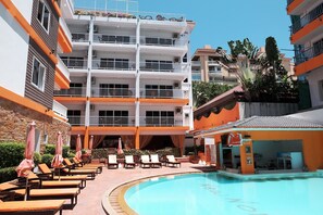 Outdoor pool, pool loungers - New Nordic Anita (Pattaya)