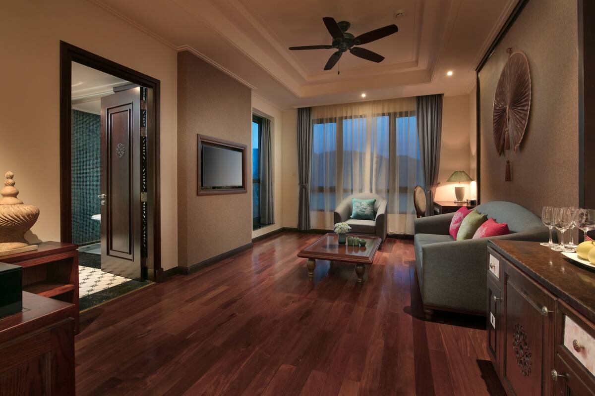 suite | living area | flat-screen tv