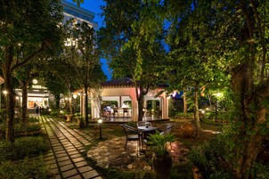 2 restaurantes; se sirve desayuno, almuerzo y cena; cocina internacional