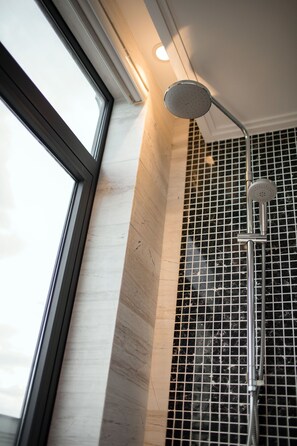 Royal Family Room | Bathroom | Combined shower/tub, free toiletries, hair dryer, slippers - Ninh Binh Hidden Charm Hotel & Resort (Hoa Lu)