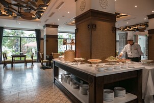 Daily buffet breakfast for a fee