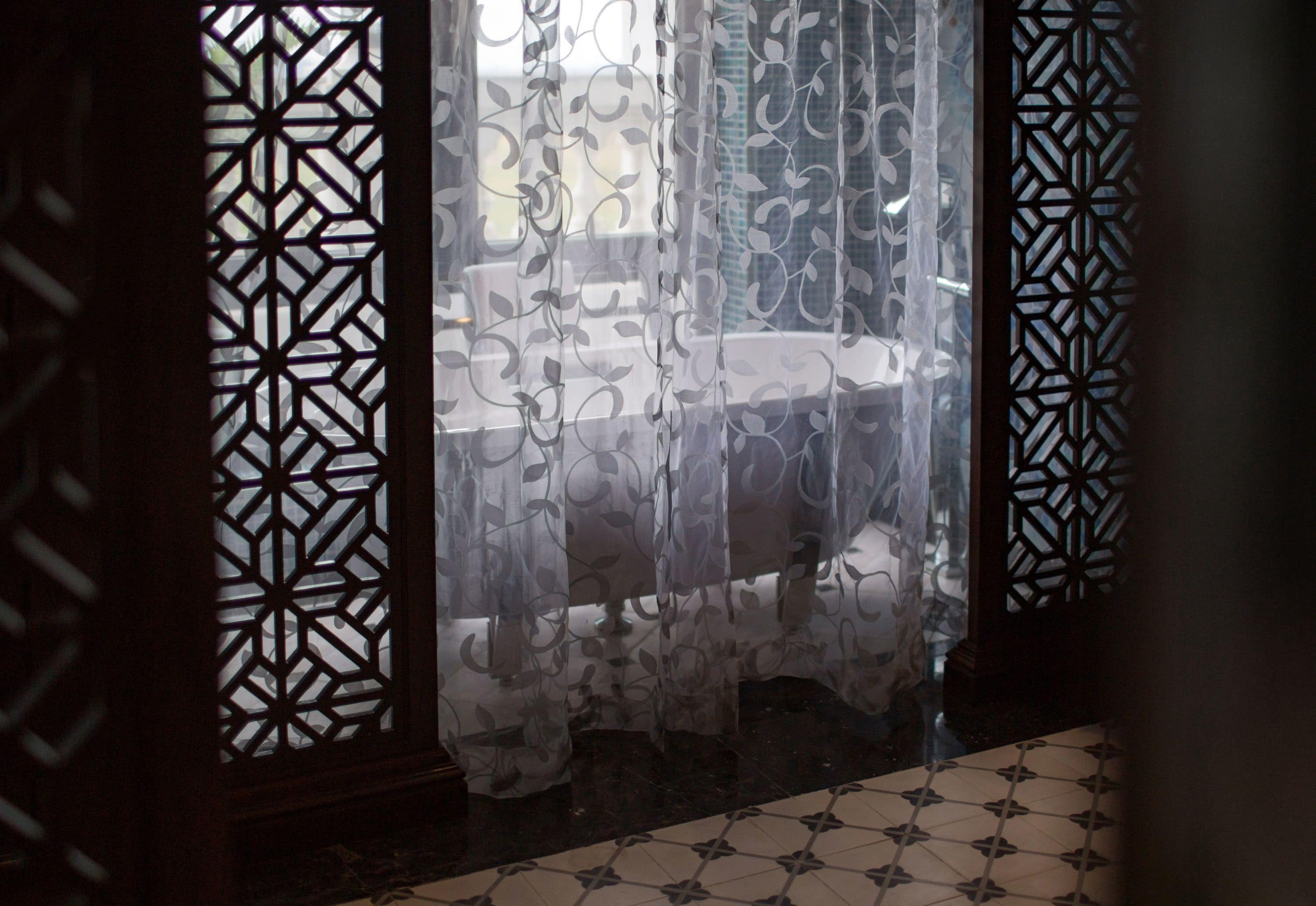 suite | bathroom | combined shower/bathtub, free toiletries, hair dryer, slippers