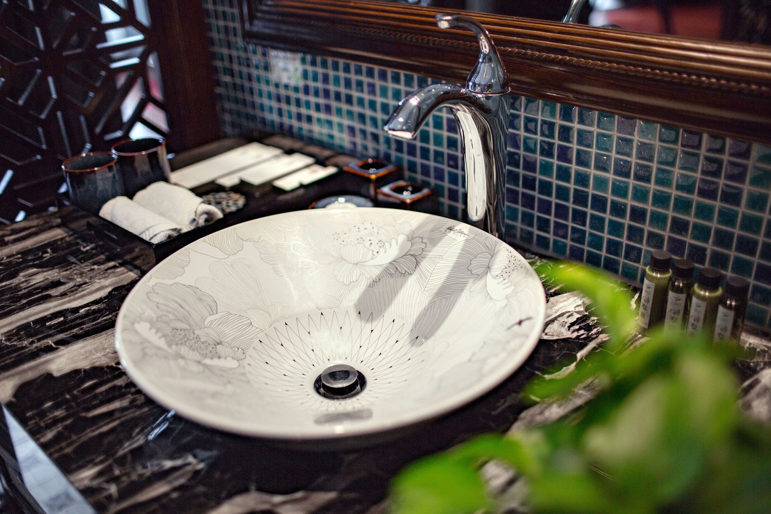 suite | bathroom | combined shower/bathtub, free toiletries, hair dryer, slippers