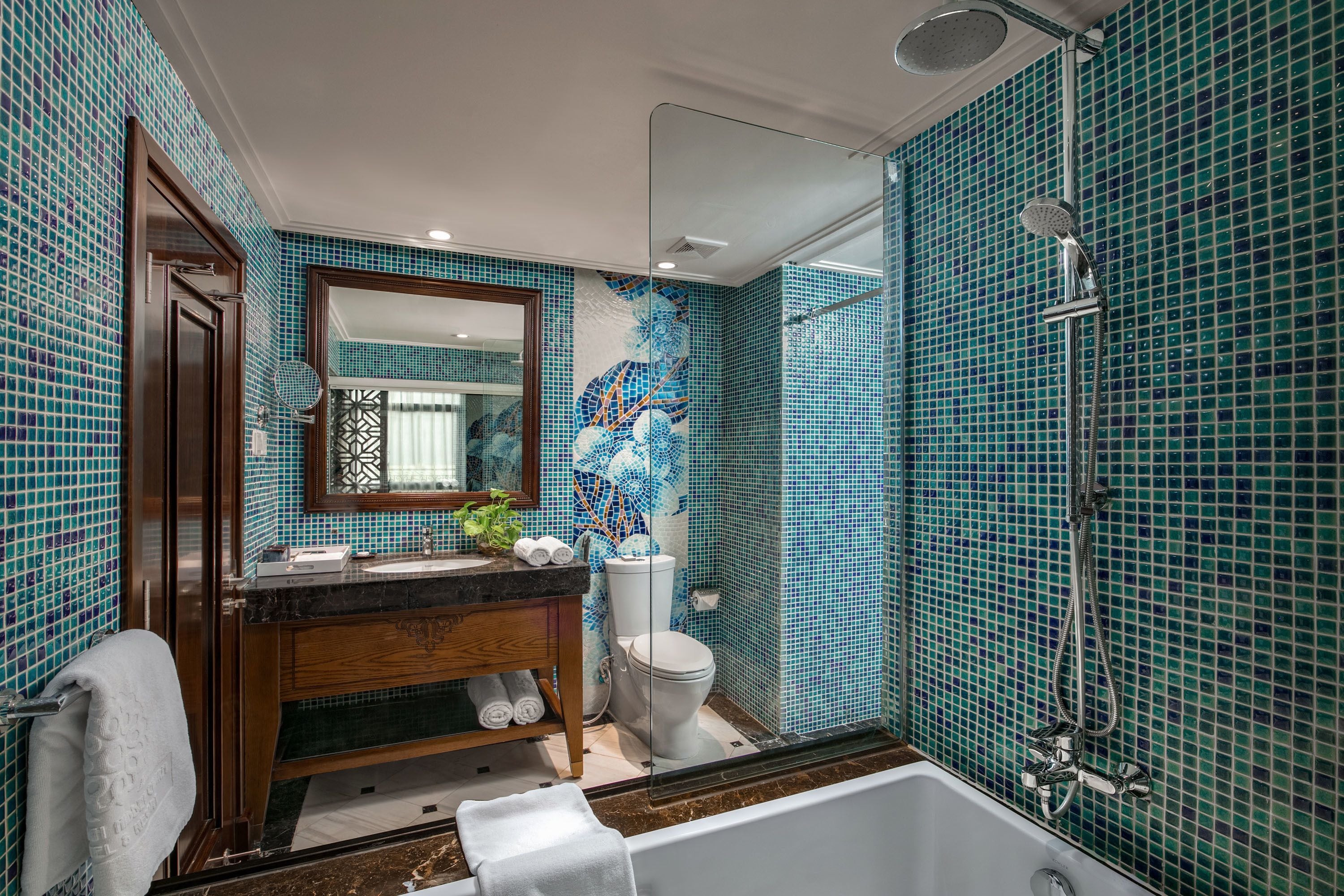 spacious deluxe room	 | bathroom | combined shower/bathtub, free toiletries, hair dryer, slippers