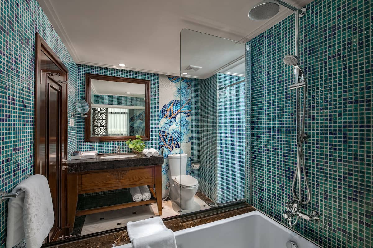 spacious deluxe room	 | bathroom | combined shower/bathtub, free toiletries, hair dryer, slippers